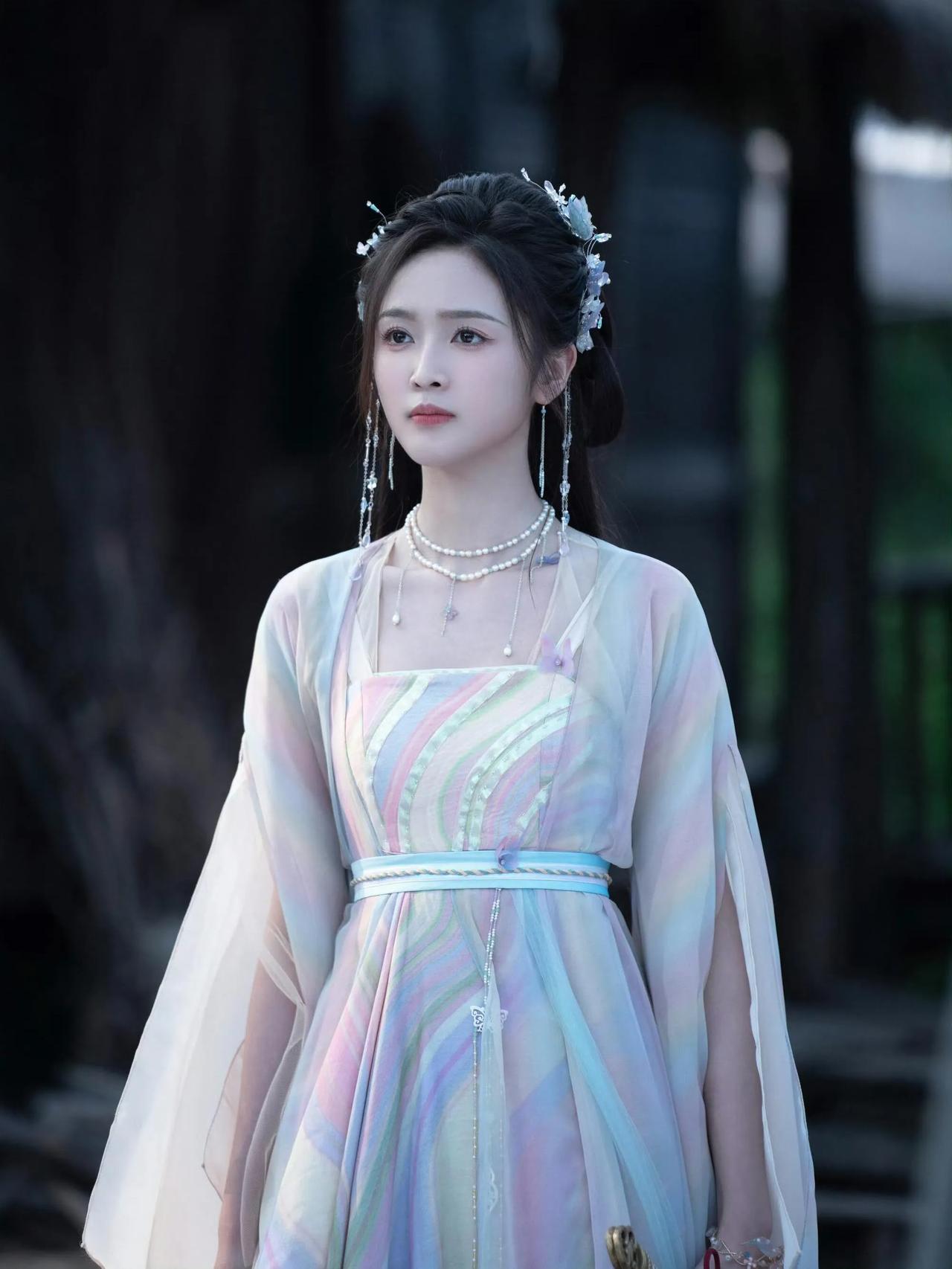 吴宣仪把彩虹穿在了身上

《淮水竹亭》里，吴宣仪的每一套服装都好漂亮。

个人最