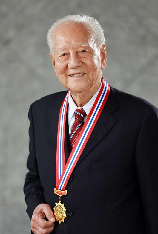 1988年，黄旭华在南海做深潜试验时，顺道回了趟家看望母亲，谁知93岁高龄的老母