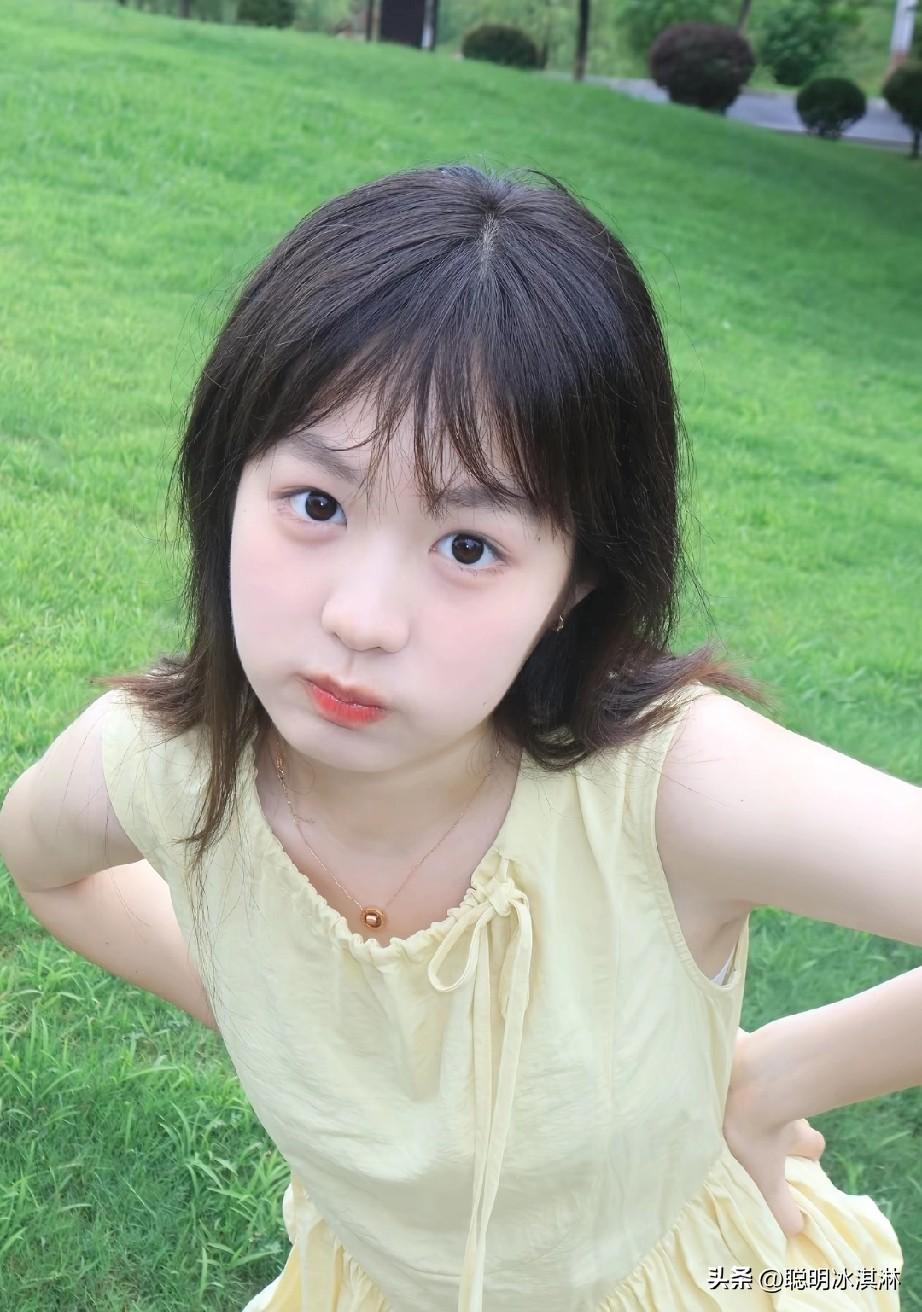 阳光下的甜美少女，清新自然，元气满满！