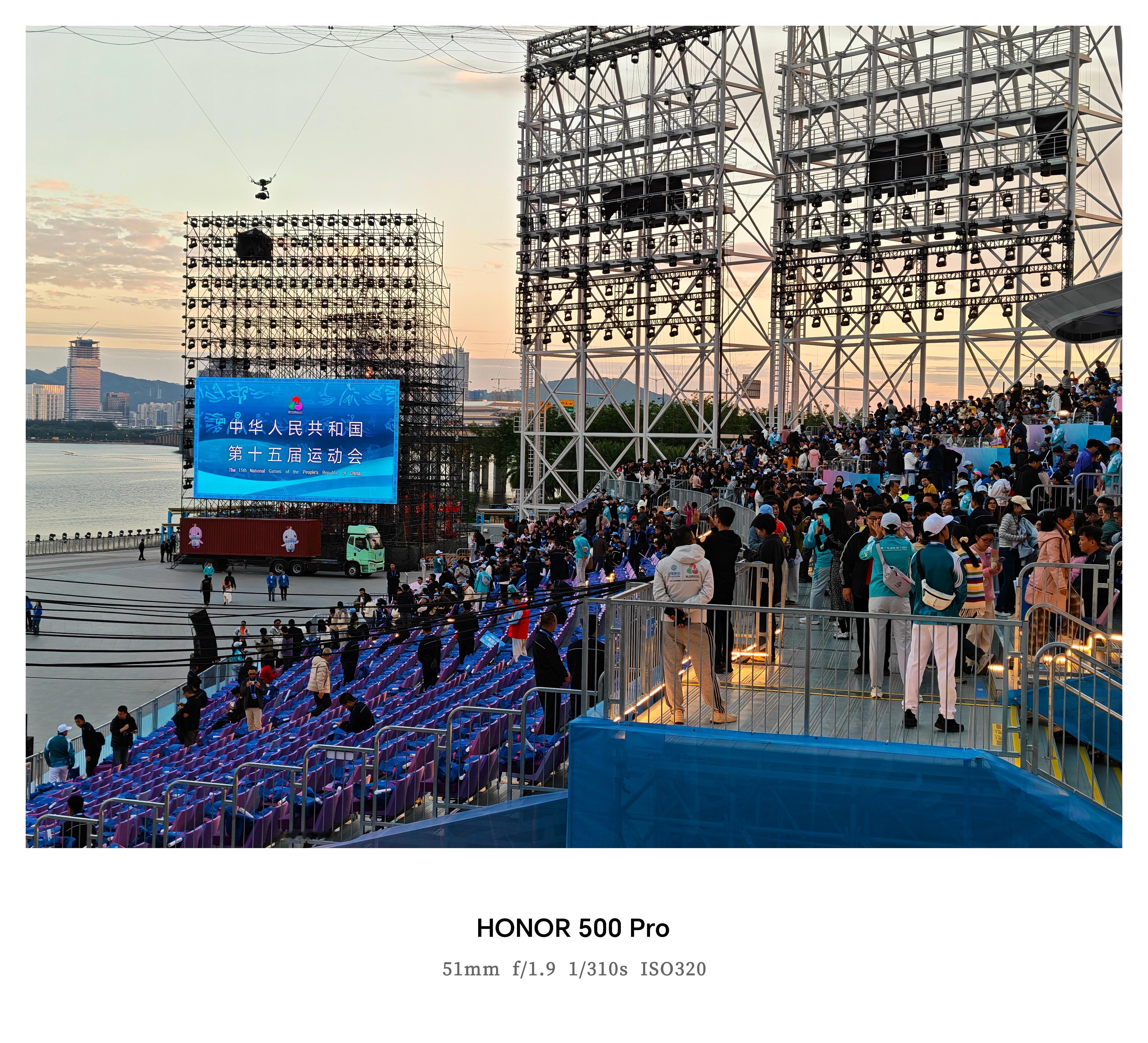 十五运闭幕式现场被荣耀500狠狠圈粉！2亿像素主摄太能打，不管是夜场表演的光影交