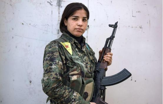 中东最惨烈的一幕发生了！那些曾经骁勇善战的库尔德女民兵，听信了美国的承诺放下武器