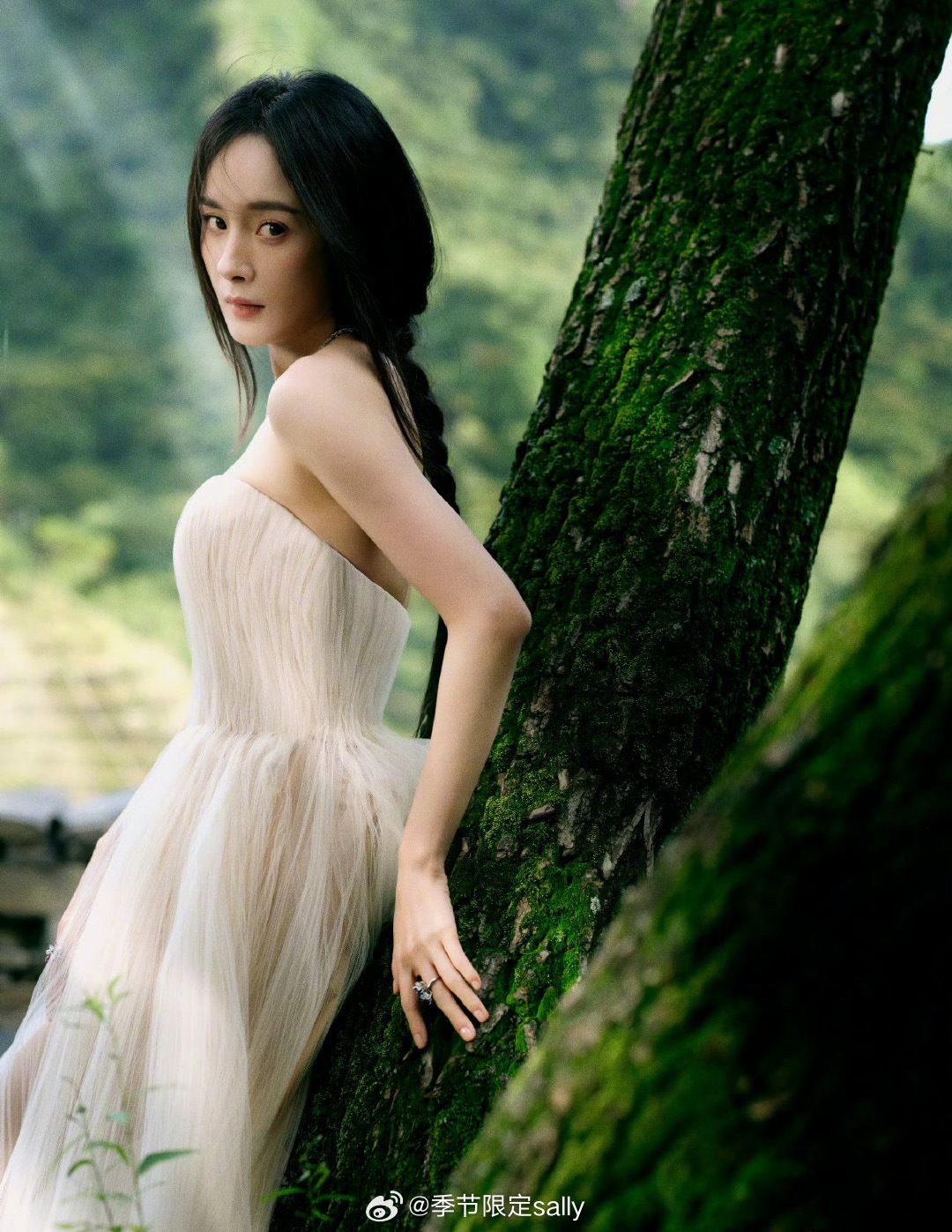 杨幂白裙山野生日照，祝杨幂生日快乐🎂 ​​​
