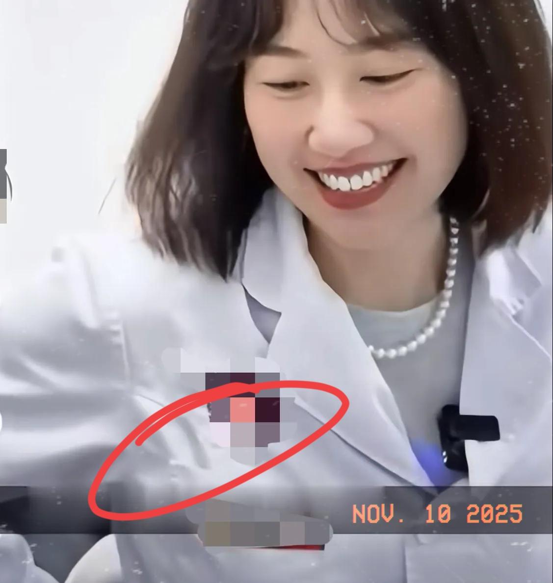 刚去搜了一下，

发现曾某真的不简单，

她的前夫比她大了12岁，俩人是同行，当