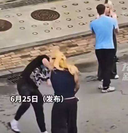 6 月 24 日韩国首尔街头爆出离谱一幕，两名驻韩美军当街挨了揍，动手的居然也是