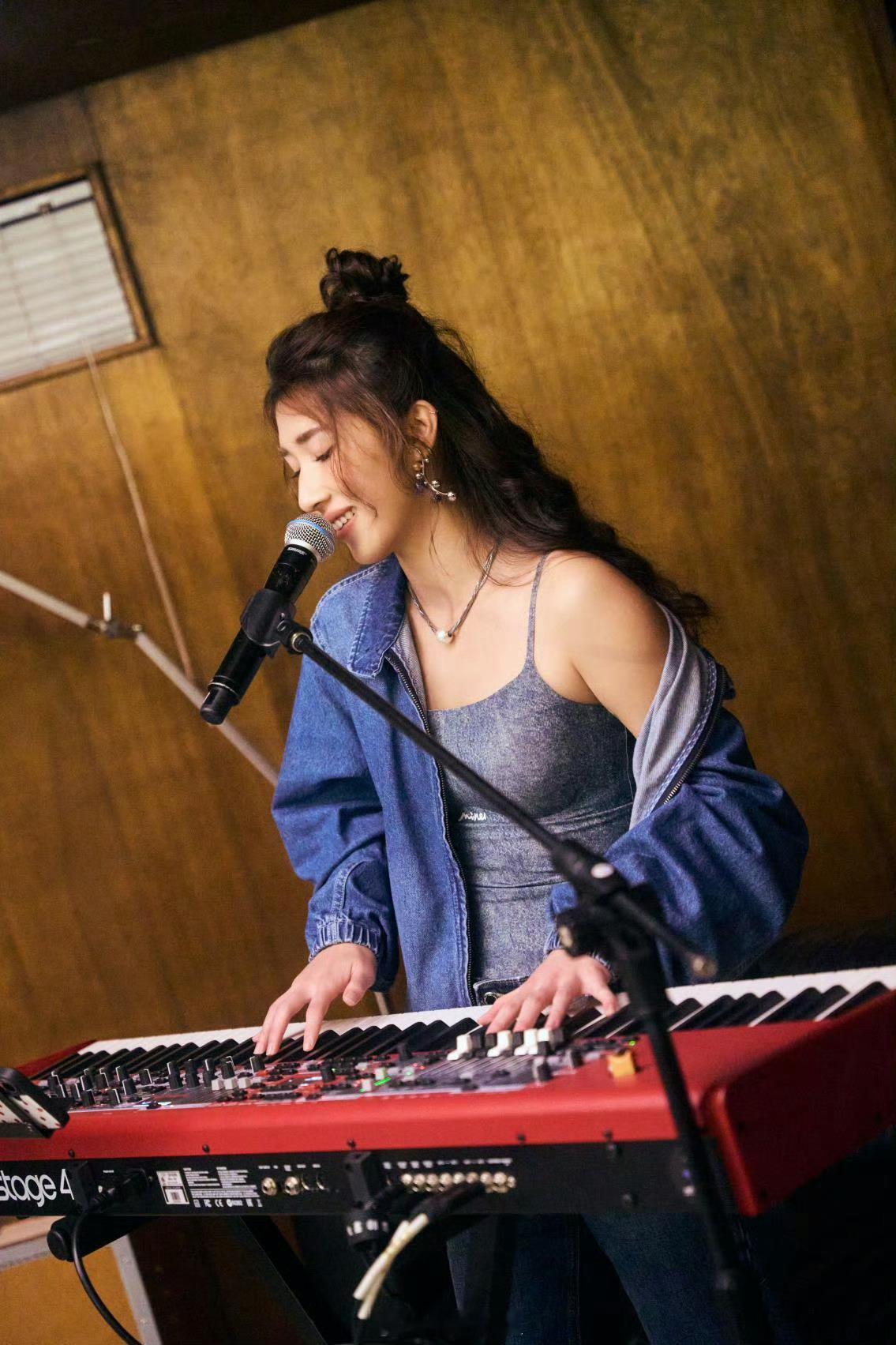 金曲奖女新人歌手和黄子弘凡是同学金曲奖四提的黑马是伯克利学生陈以诺，99年出生的