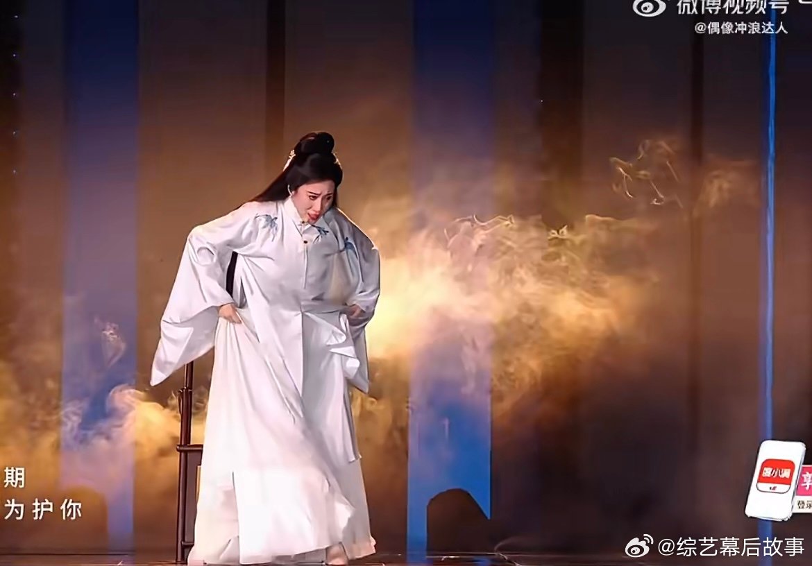 温峥嵘 二重唱乘风初舞台直播 谁懂啊！温峥嵘一开口就自带和声，垫音慢半拍，硬生生