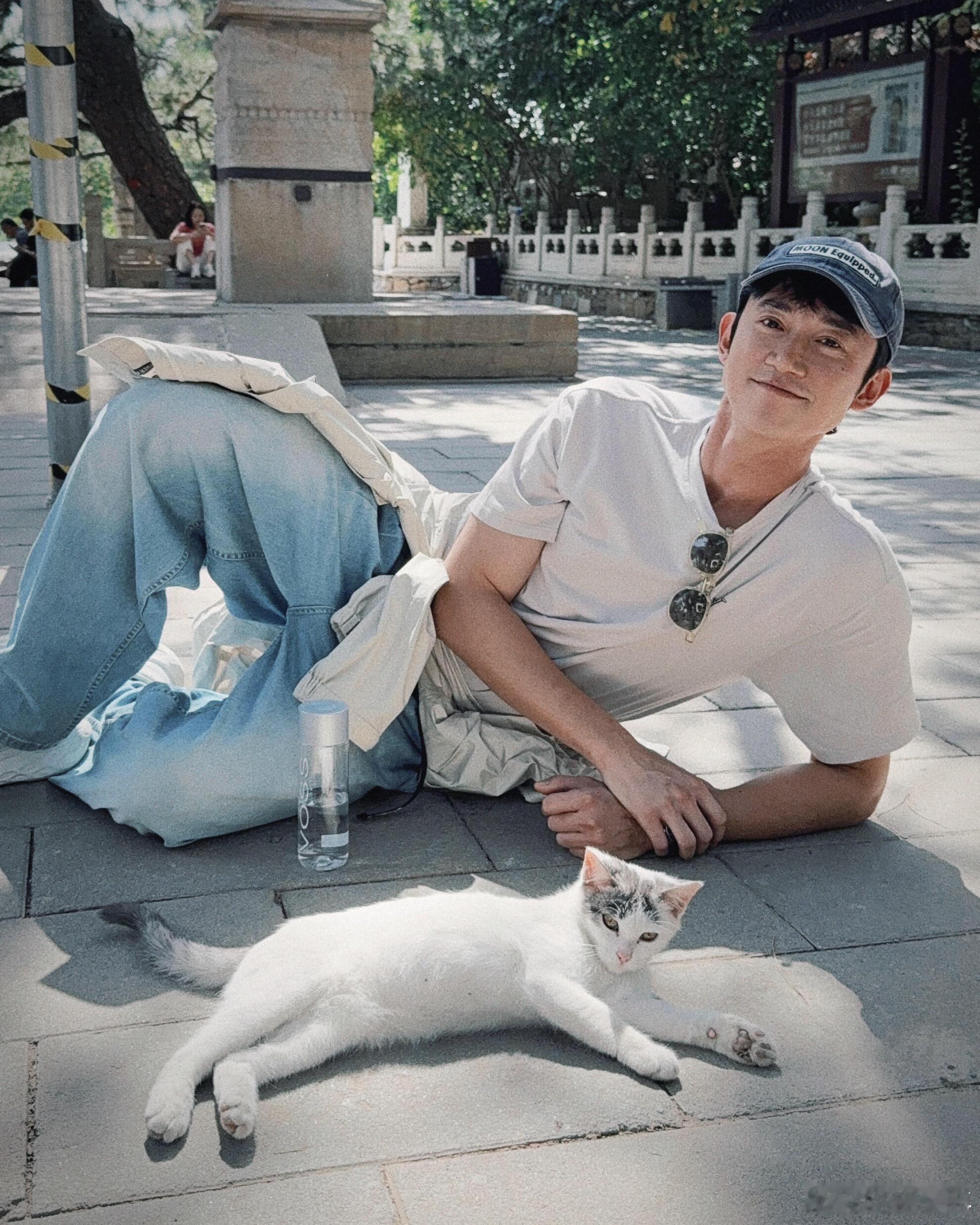 吴慷仁在北京逗猫的时光。 ​​​