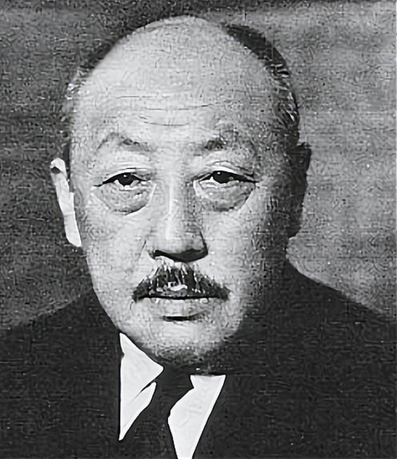 1975年，在东北深山，一个猎人发现一具骨骸，心里很难受，当他看到骨骸旁的破烂本