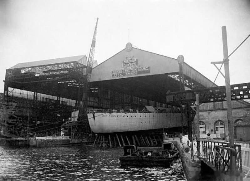 法国条约型重巡洋舰杜布雷号舰体下水仪式（图1）摄于1930年10月9日的布雷斯特