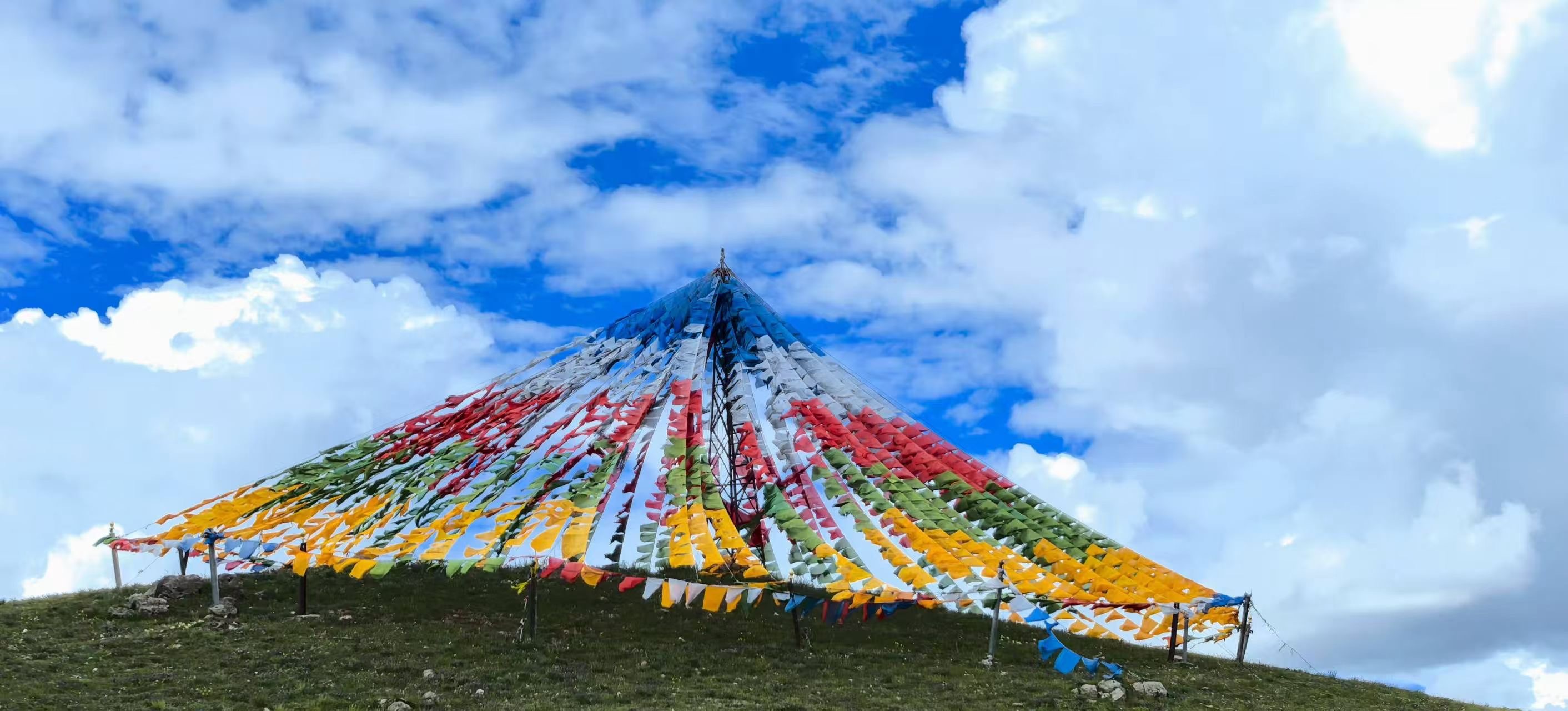རྒྱང་རིང་ཞིག་ལ་འཕུར་སོང་།།  སུ་དང་གཅིག་ག