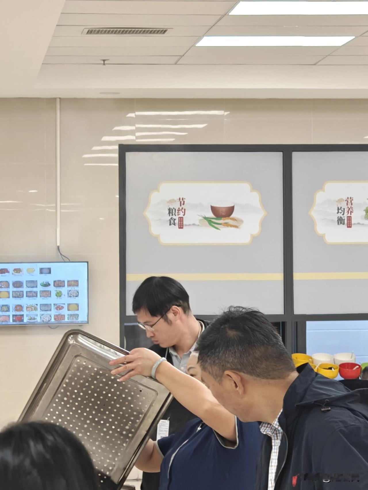 在贵阳吃晚饭，被朋友偷拍到了。[捂脸]