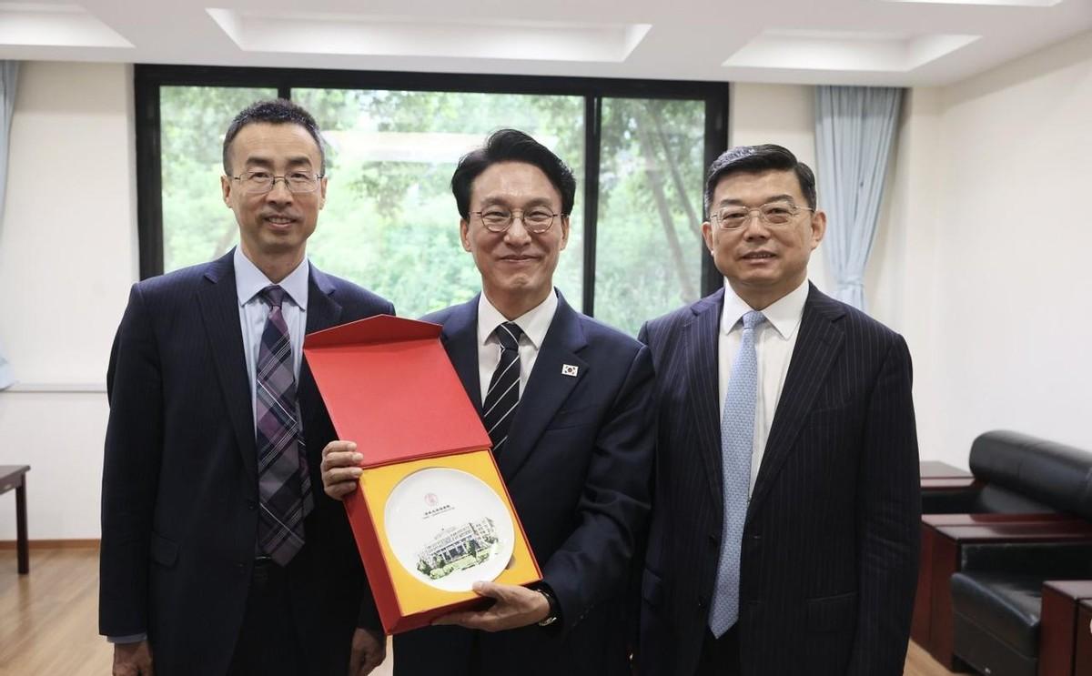 6月24日，韩国总理金民锡在访华出席夏季达沃斯论坛期间，特地前往大连旅顺，参观日