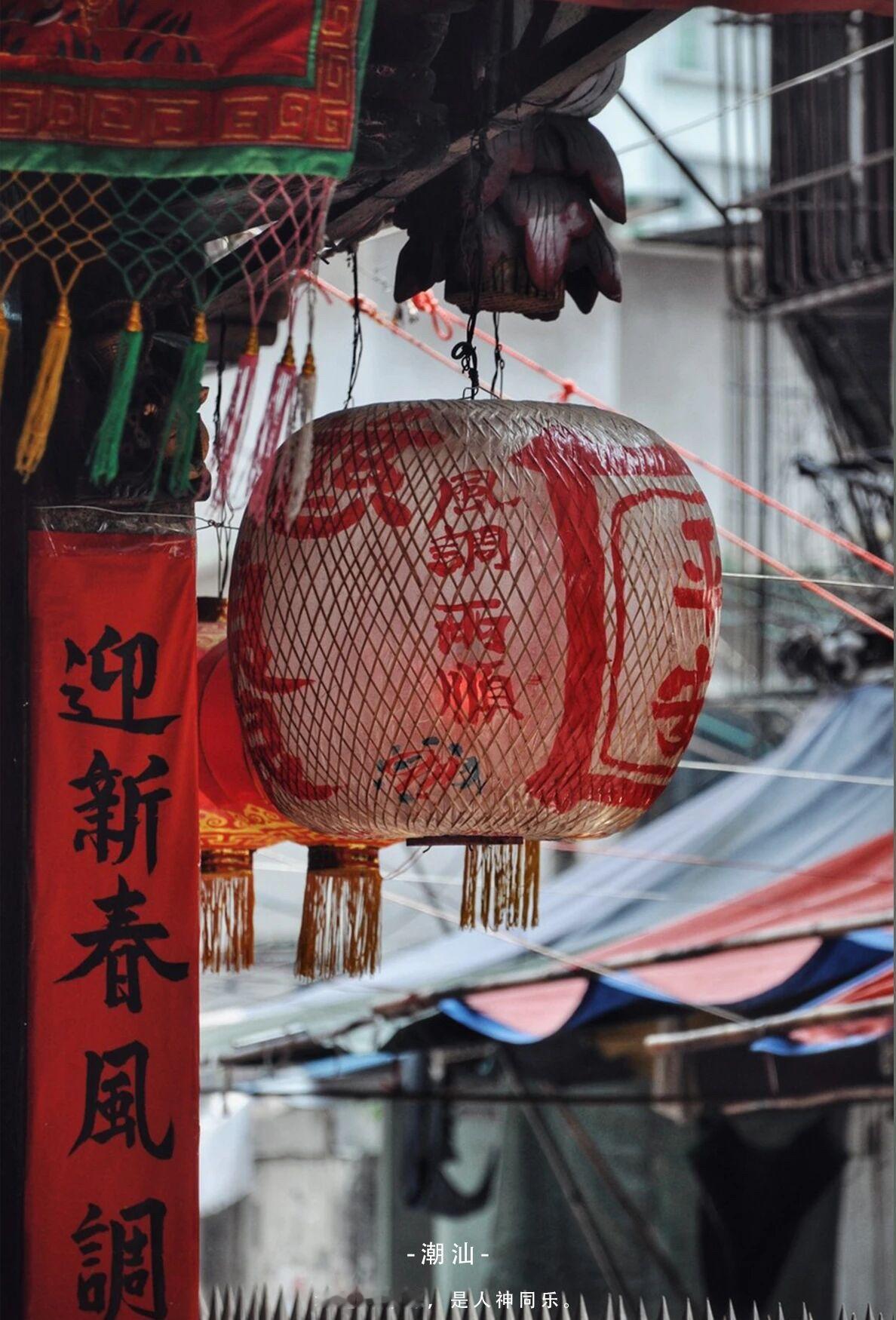 今年过年有四大不常见现象： 1、短信拜年的几乎销声匿迹，微信上收到拜年消息也是屈