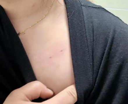 云南昭通，一女子独自在家洗澡，一名醉汉突然闯入，拉开卫生间门就对她动手动脚。女子