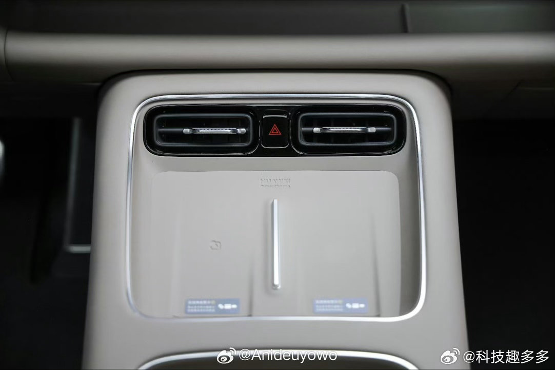 享界V8静态实测享界V8把家搬进车里享界V8静态品鉴会现场，近距离体验这台主打家