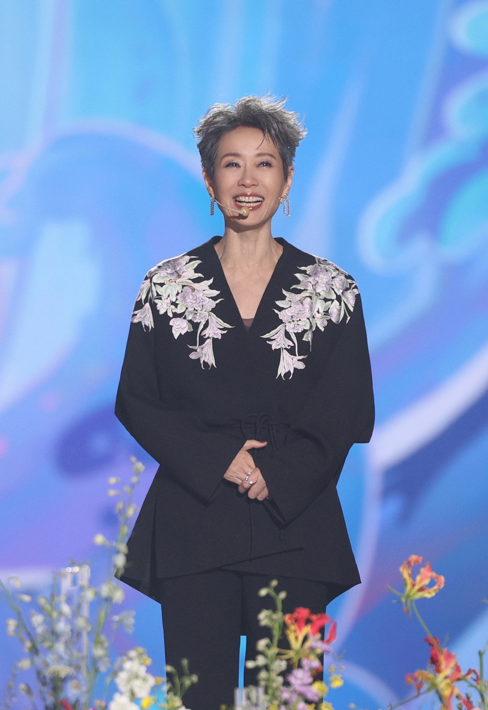 叶童  叶老师真是时光馈赠的宝藏演员，戏里她是千面角色，风华绝代亦能质朴纯粹，举