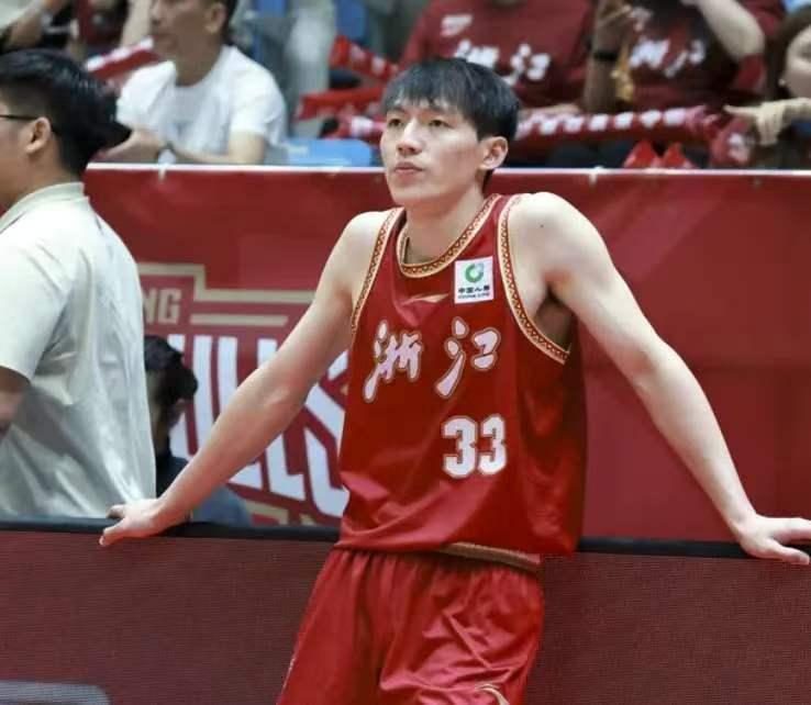 吴前被雪藏引妻子不满，直言缺乏尊重，李悦洲上位成功
浙江男篮被深圳横扫止步八强，