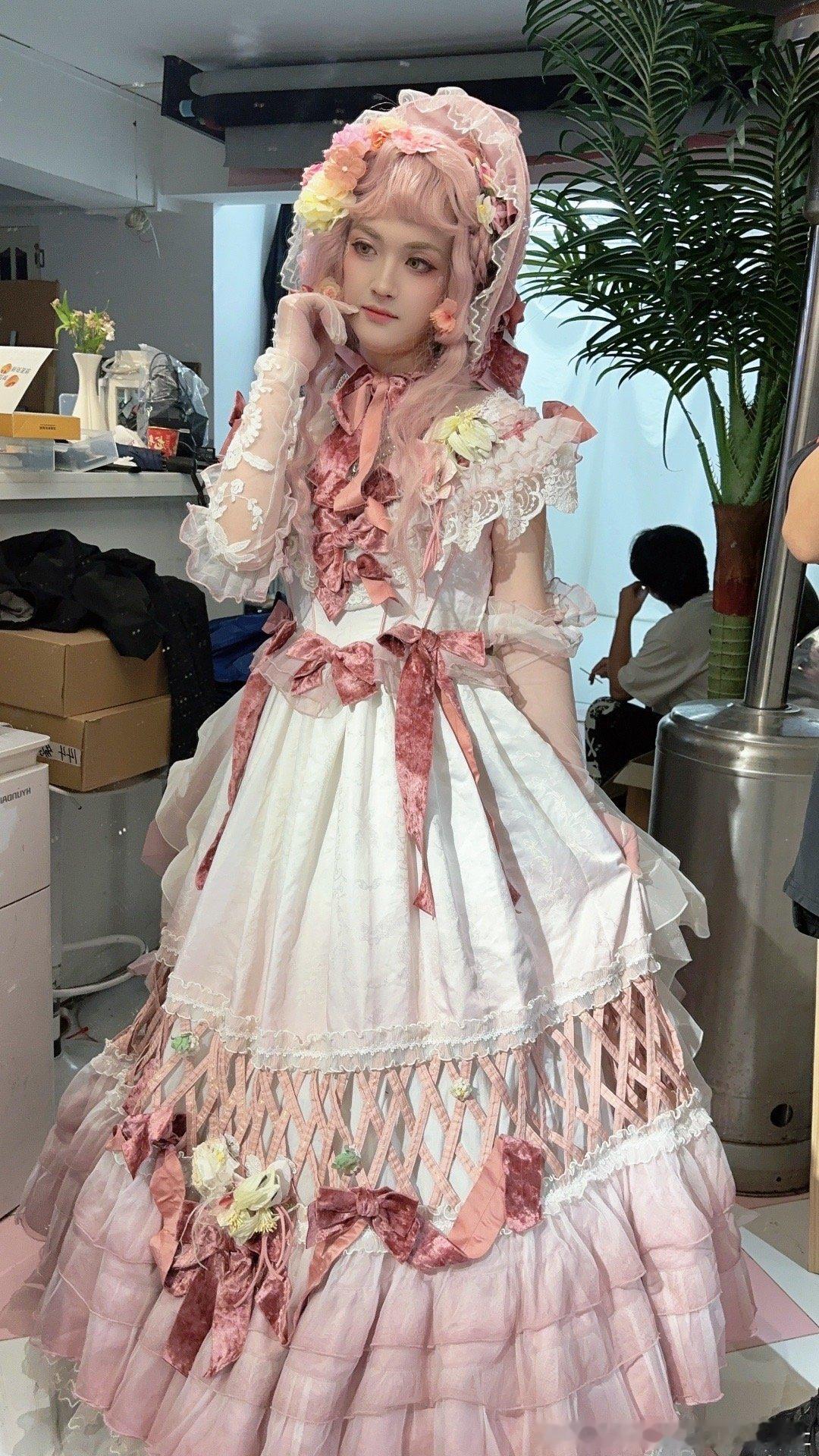 #cosplay[超话]# 雨汐的第三套图. 又是一个不同的LOLITA. 小创