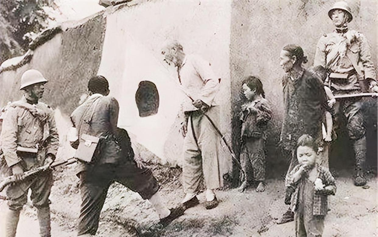 伪军搜查八路伤员，老乡谎称是病人，却被一句“鞋上全是泥”问住
 
这不是影视剧里