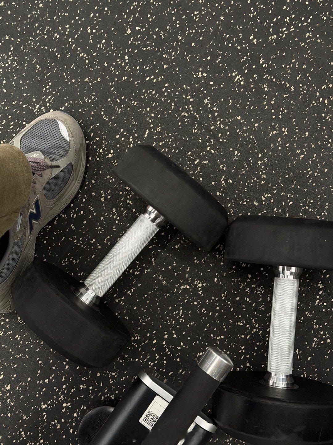 今晚圣诞节 健身房真的很冷清了器械都不用排队喜欢健身的人有福啦 