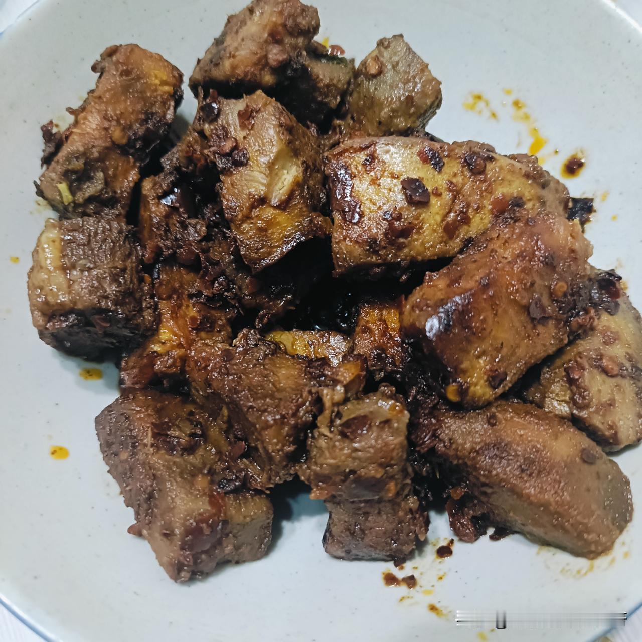 今天的早餐：白米饭，红烧肉蒸香芋，酸菜。

红烧肉蒸香芋还是昨晚上剩的，昨晚上蒸