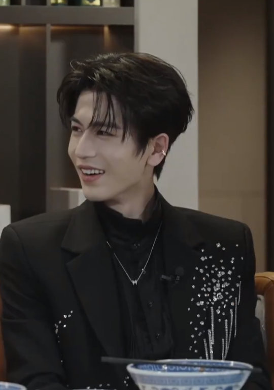 张凌赫闪钻流苏黑西装造型 张凌赫闪钻流苏黑西装造型，酷酷的凌赫上线啦，张凌赫录制