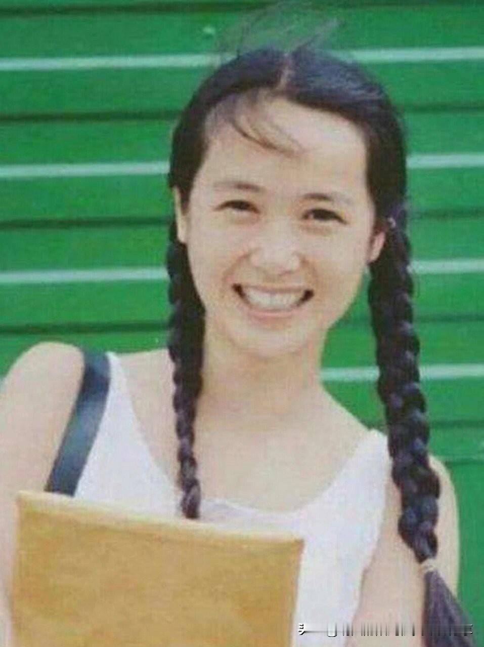 演员，蒋雯丽说，我领养了一个孤儿，父母都是艾滋病死的，他到了我家，吃饭的时候，只