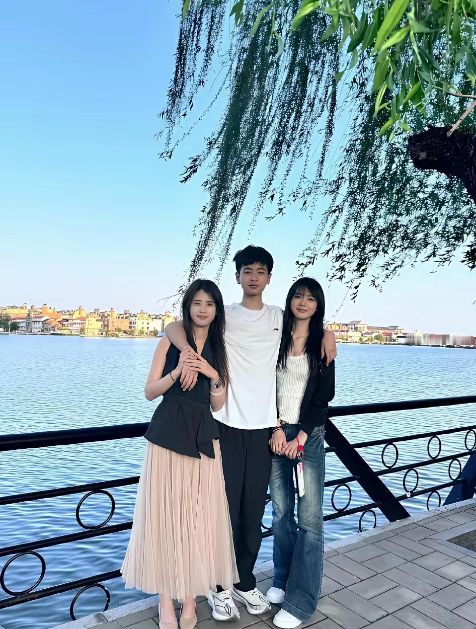 考眼力！小伙子身边的两位女生，一位是姐姐，一位是女朋友，你能看出来哪个才是女朋友
