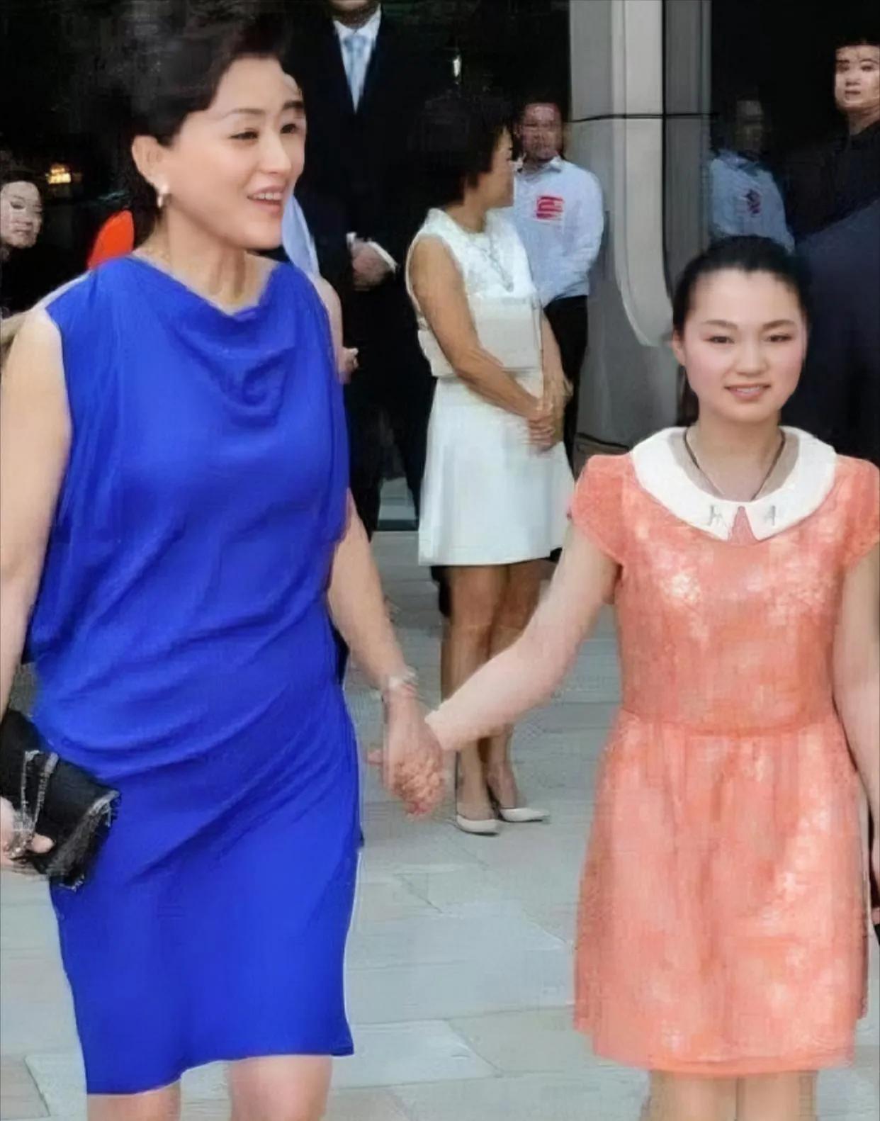 杨澜和女儿同框，女儿眉清目秀也不丑，长得像爸爸。不过，小小年纪略显成熟，像个小大