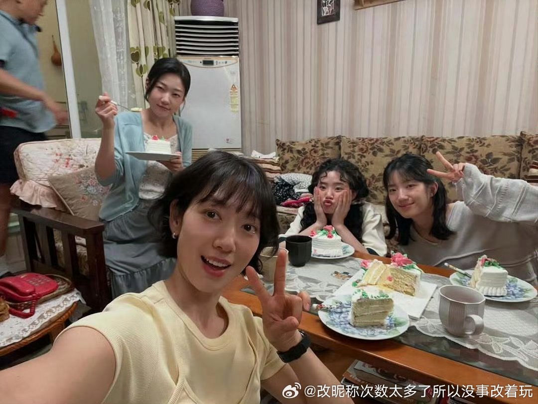 一年的虽然也很年龄感但是横向对比，朴信惠好像又反过来赢回来了 