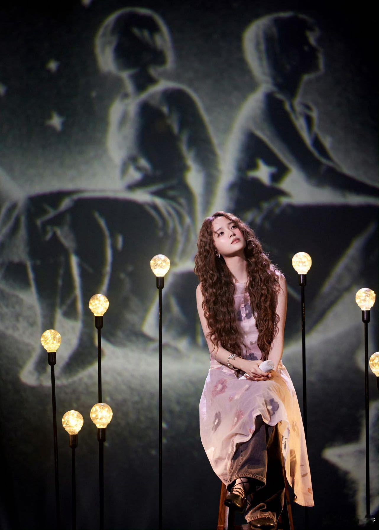 欧阳娜娜唱着唱着就微醺上了欧阳娜娜的《坦白》试唱现场，大家看着她渐渐上头，简直就