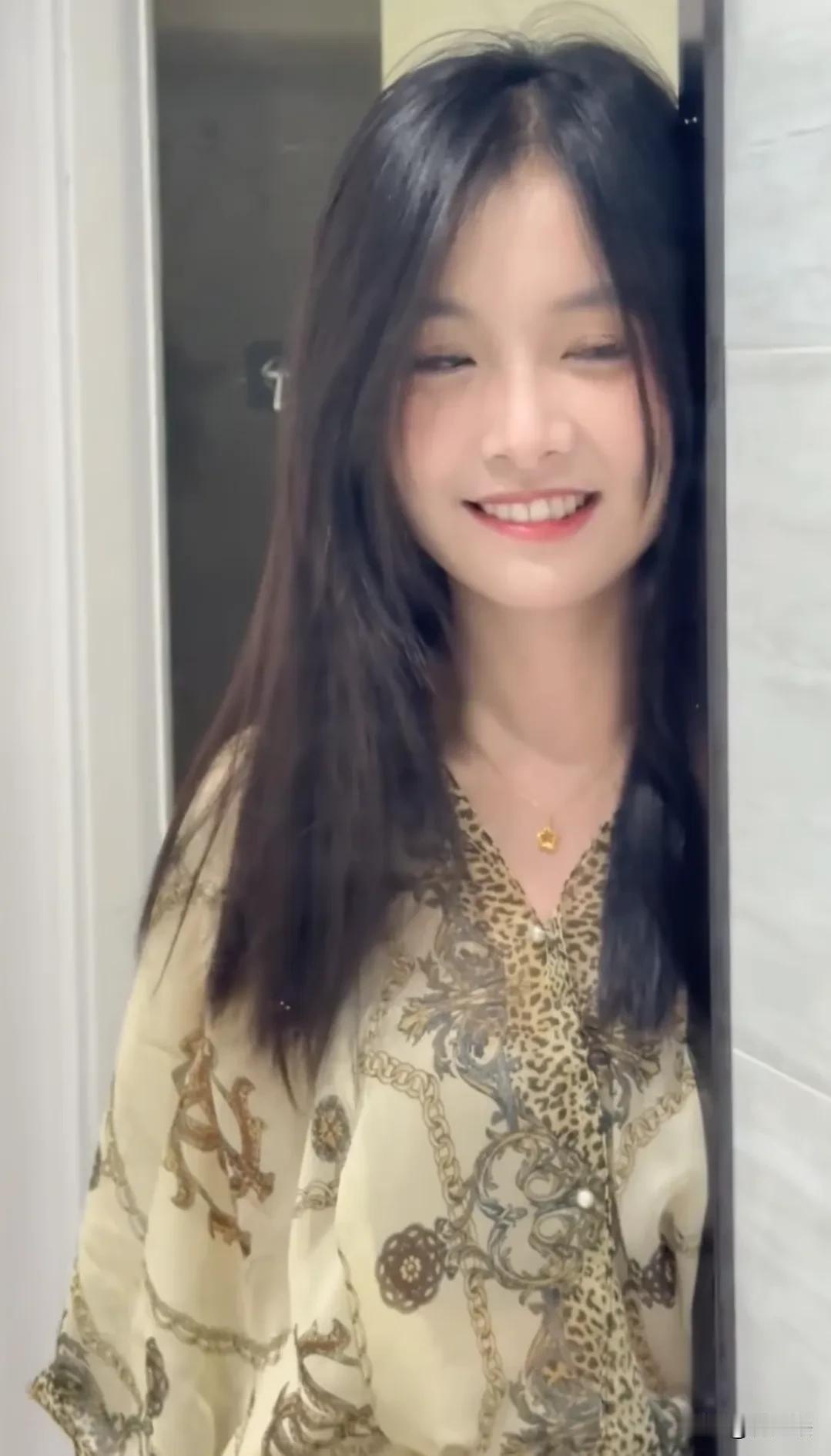 出差一个多月深夜刚回家，就看到妻子这样笑眯眯的站在门口。所有的疲惫在一瞬间都被冲