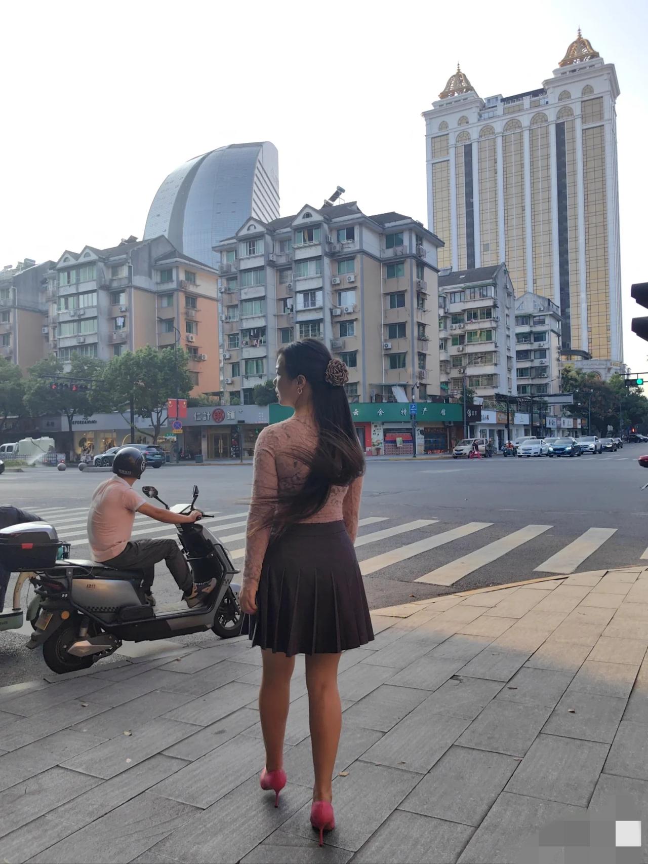 我同事这操作
简直刷新三观！
都和前妻离婚了
居然偷偷去开房
结果被前妻现任老公