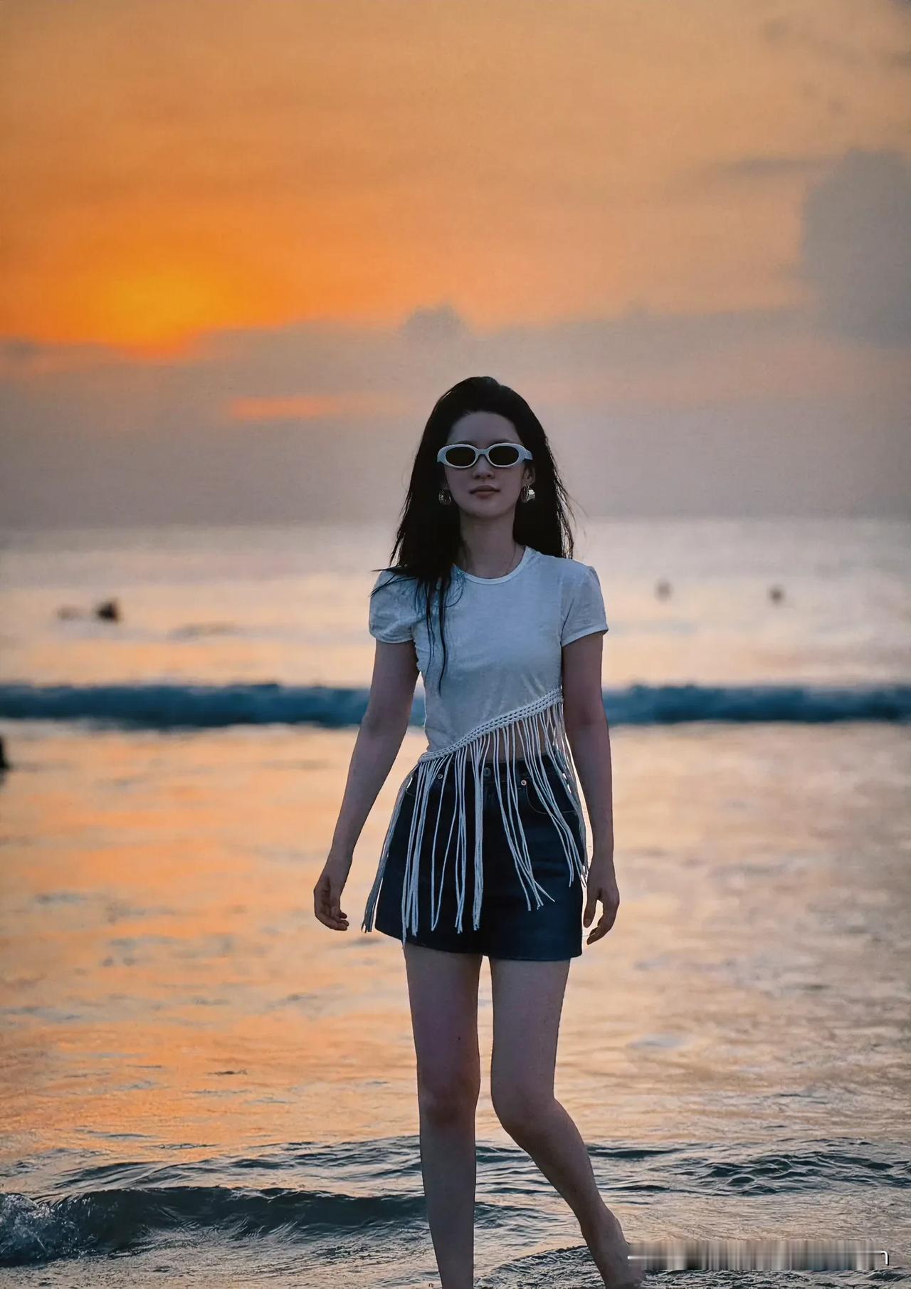 李沁“海边漫步，温柔时光”🌊👗🕶️