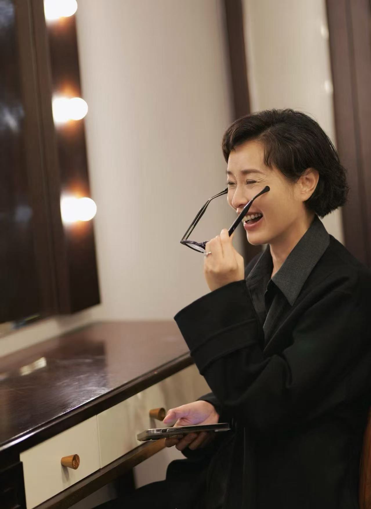 吴越谈到我的前半生带给她的影响凌玲是吴越包装很丑的礼物 把凌玲演到让人恨得牙痒痒
