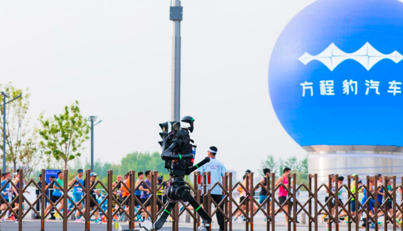 今年机器人跑半马也太快了方程豹汽车护航机器人马拉松 2026年4月19日，全球首