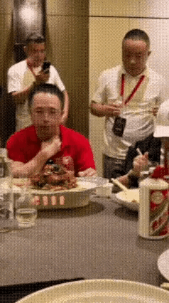 一位公司高管“打的”去敬红衣大叔的酒，没想到红衣大叔居然不为所动还用筷子夹了一块