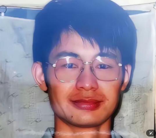 114次庭审，一名清华半导体博士，被关押整整1277天。 
亲手把他送进看守所的