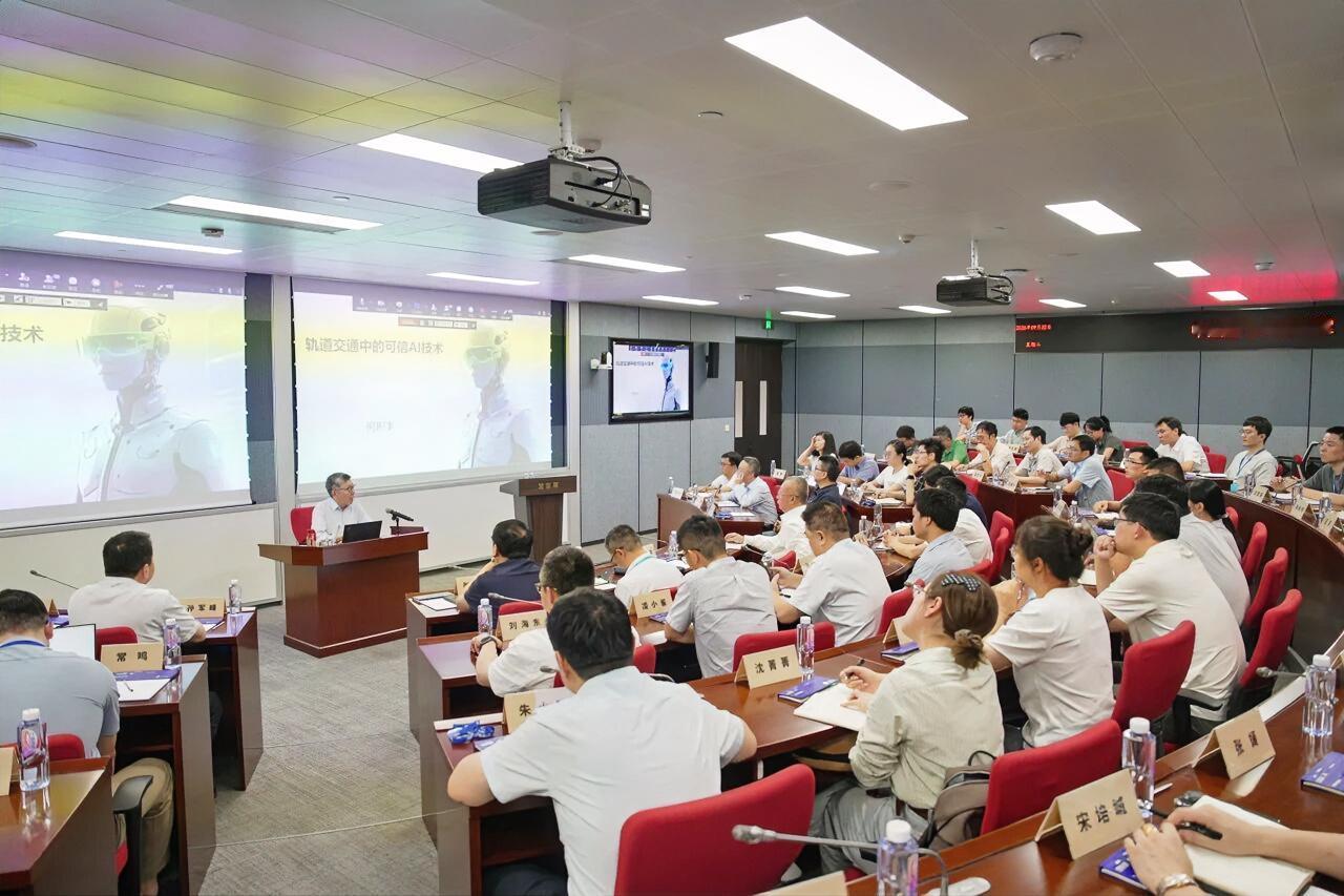9月22日，中国通号第二期科技讲堂在上海成功举办，本次活动采用“线下两大主会场+