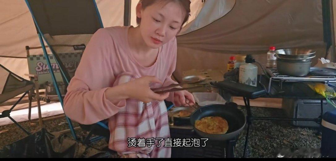 #苗苗做早饭被烫伤# 做饭做家务同样辛苦，心疼苗苗 ​​​