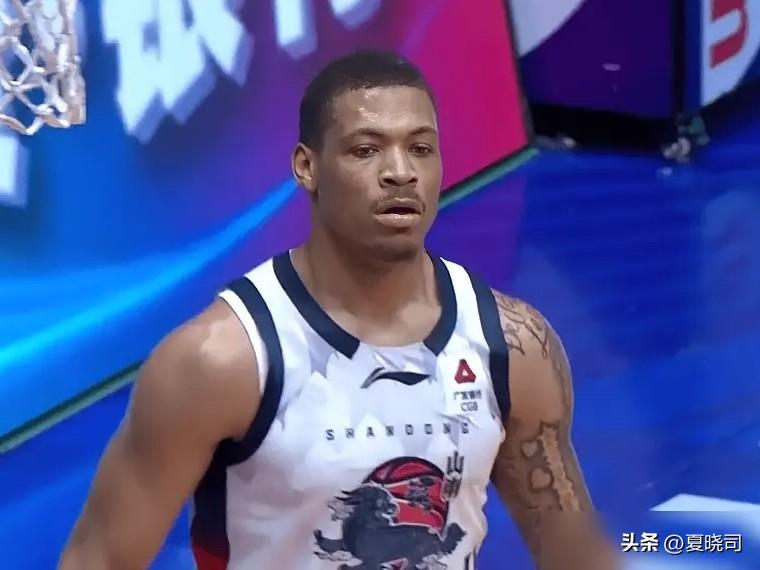 山东男篮客场击败新疆，取得了一场关键胜利，巩固了CBA积分榜排名，外援约翰逊状态