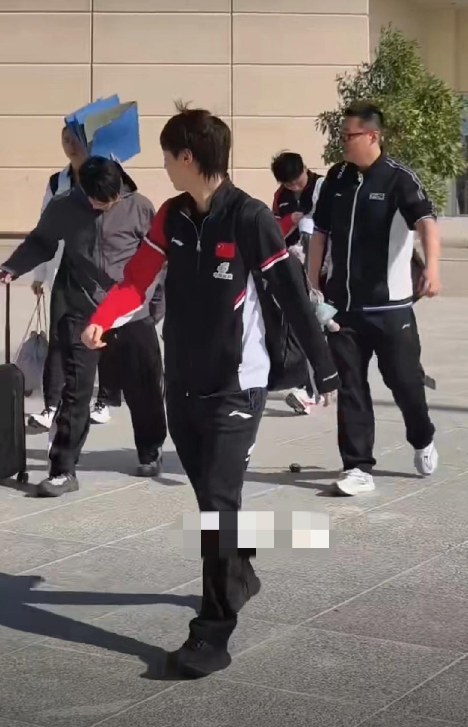 多哈刚刚下训的王曼昱，当地时间是下午两点左右，正是太阳大的时候，曼昱大概在场馆训