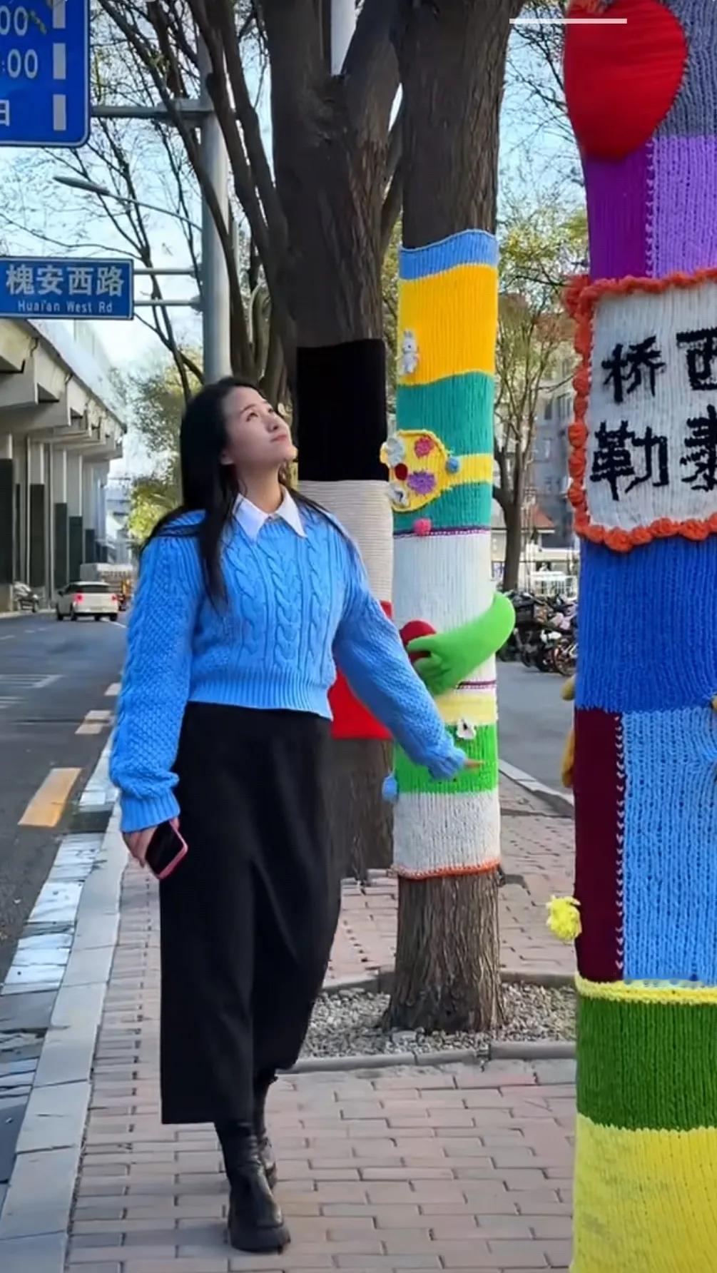 勒泰广场开业倒计时，就连路边的树都穿上了鲜艳的毛衣，好可爱哦，这里成了网红打卡树