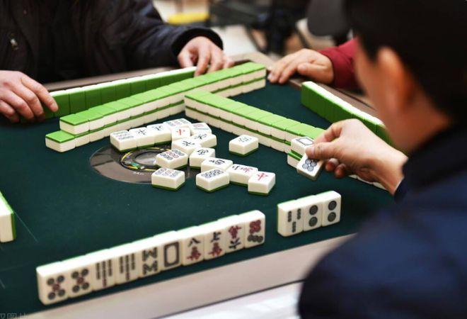内蒙古，一男子与朋友打麻将时，对方突然暴起，拿起桌上的麻将牌朝男子头砸去，导致头