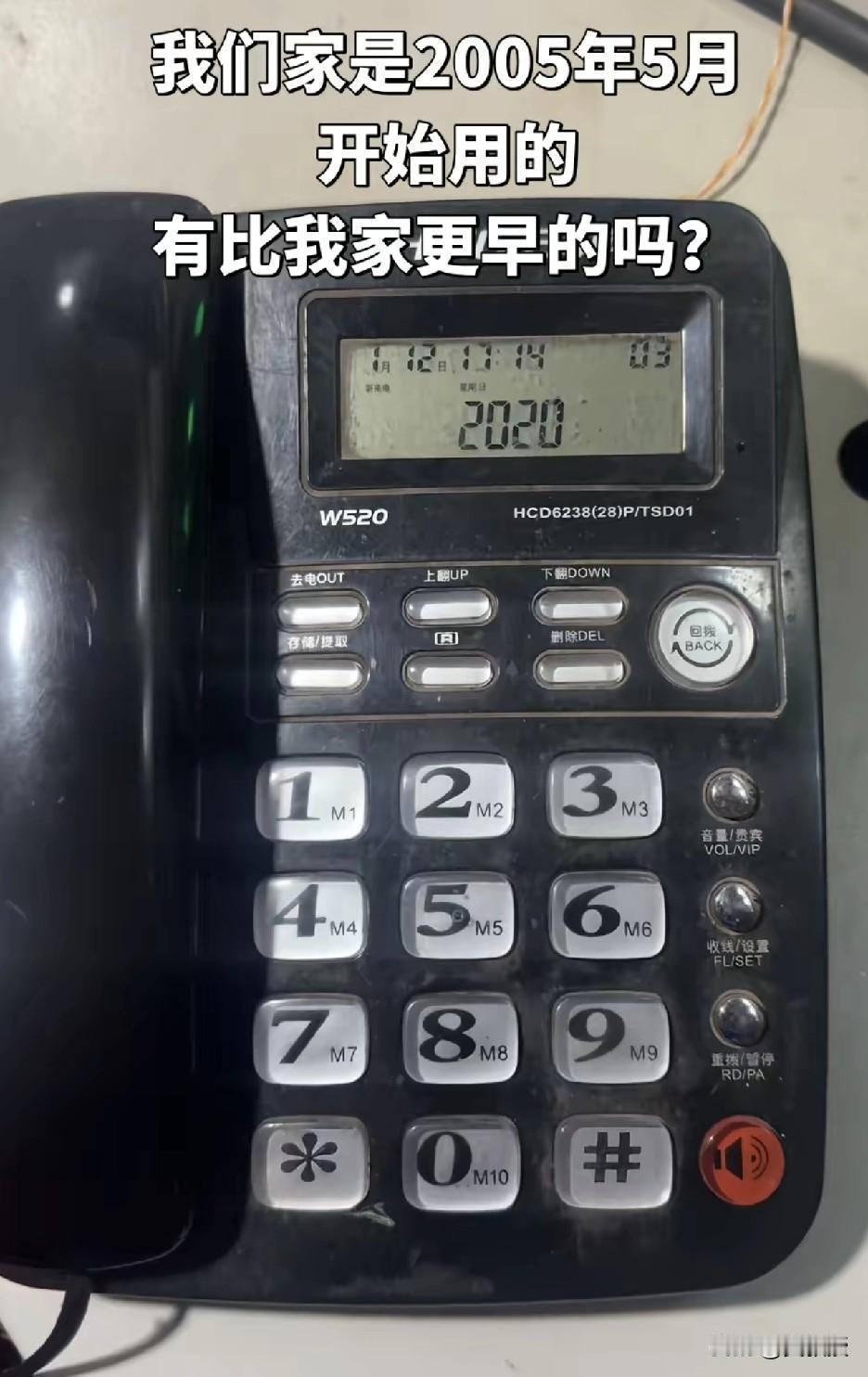 抖音推送的
我家1993年左右安装的座机
那时候联系同学
都要背她们家的座机电话