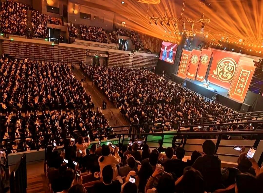 上海场一开票就秒空，郭德纲这次真能打！

别人50%的上座率，他直接“塞满”。