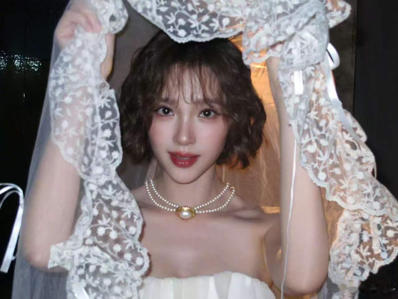 唐艺昕写真忘p创可贴了唐艺昕油画bjd标准油画bjd既视感！唐艺昕妆容造型细腻又