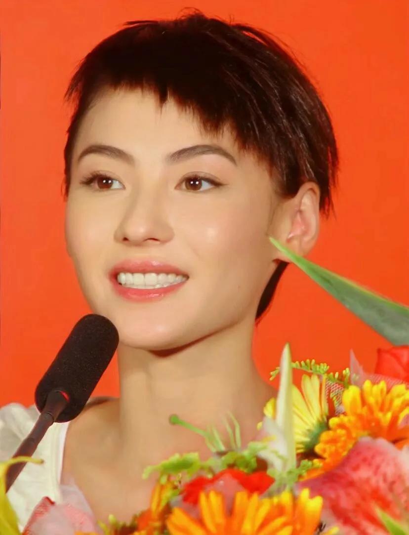 这丑发型，也就张柏芝能驾驭得住。
#娱评大赏#