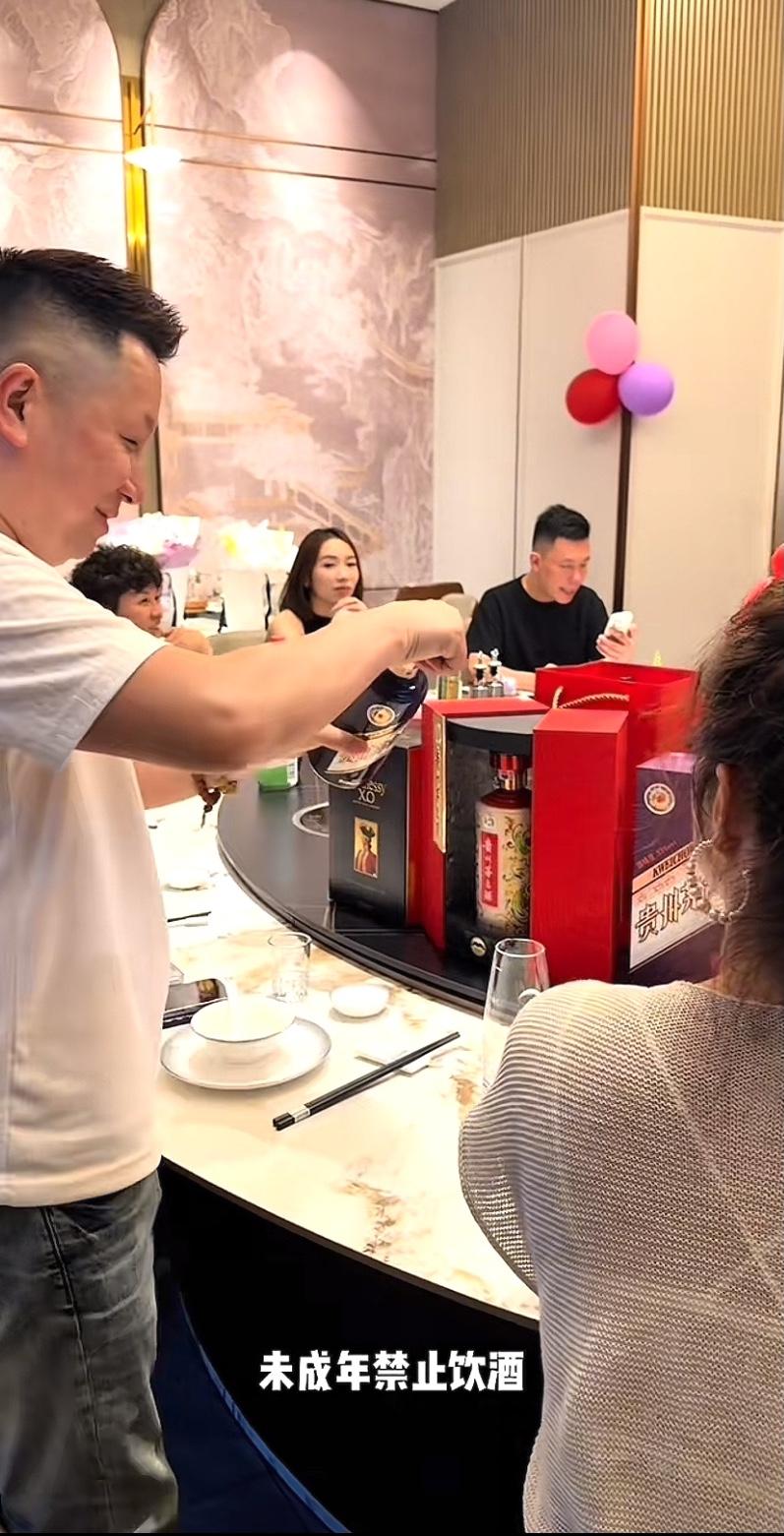 北京茅台哥，花了13万给老婆买了一个生日礼物，古法工艺的实心手镯。茅台哥对老婆真