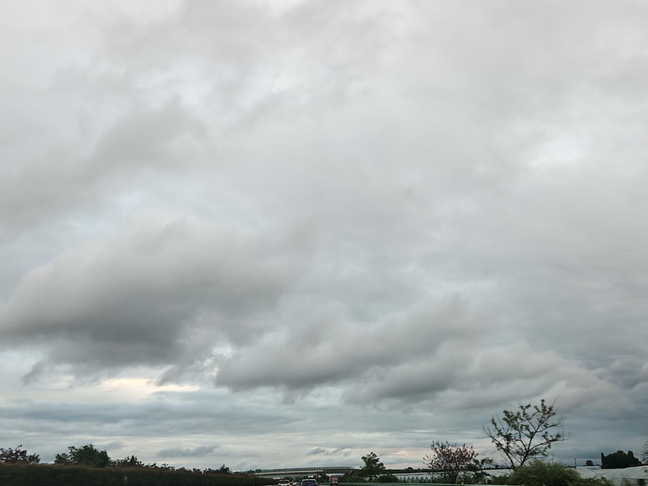 晒图笔记大赛早上出门大雨磅礴，瓢泼大雨，雨刷摇到头晕，可还是一层雨帘。大家不但打